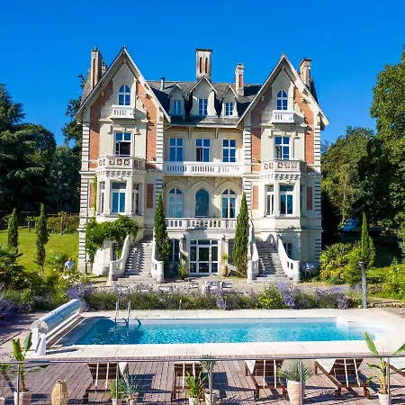 Готель Le Chateau Des Forges 2*